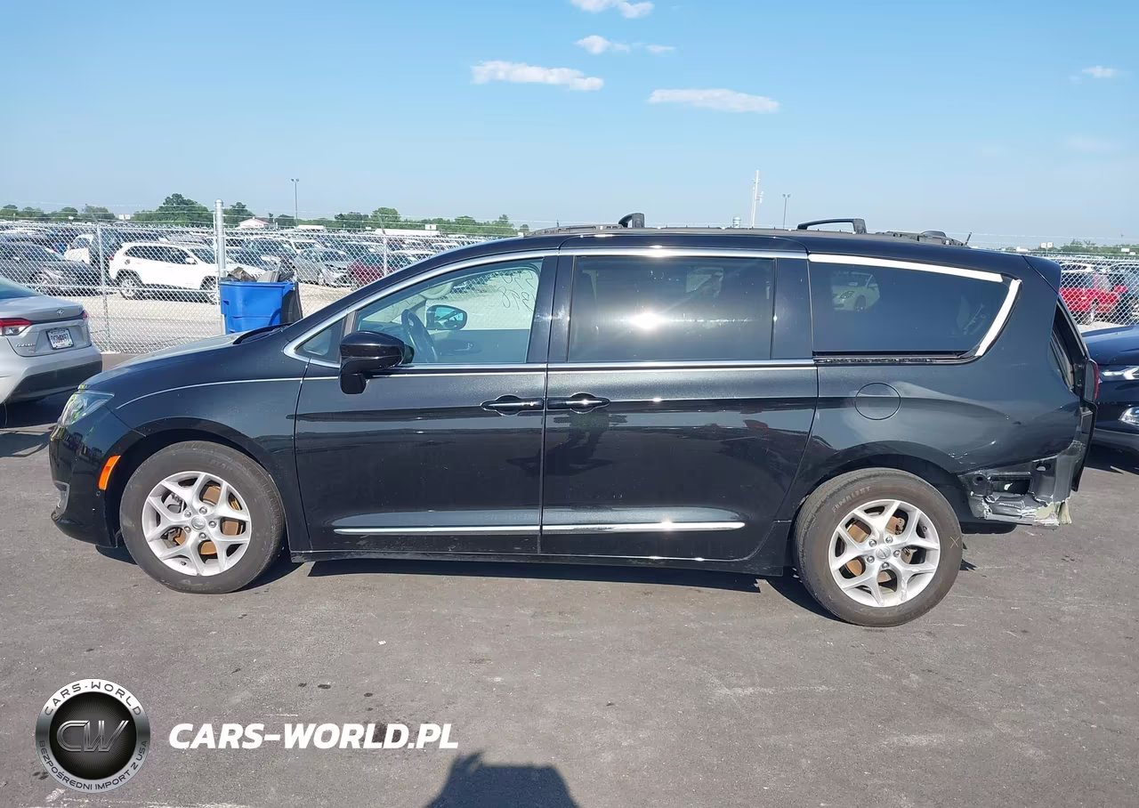2017 Chrysler Pacifica Touring-L Plus VIN:2C4RC1EG8HR644454 - 15