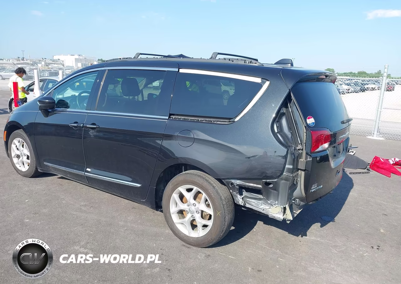 2017 Chrysler Pacifica Touring-L Plus VIN:2C4RC1EG8HR644454 - 3