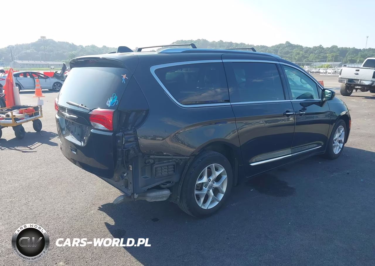 2017 Chrysler Pacifica Touring-L Plus VIN:2C4RC1EG8HR644454 - 4
