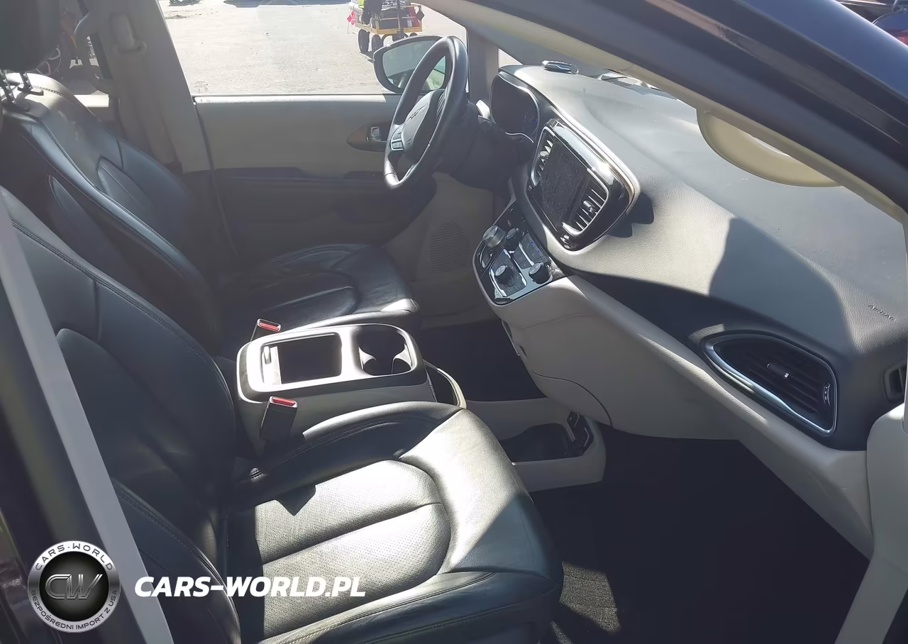 2017 Chrysler Pacifica Touring-L Plus VIN:2C4RC1EG8HR644454 - 5