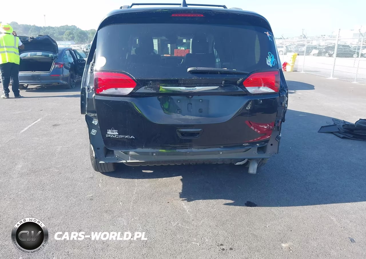 2017 Chrysler Pacifica Touring-L Plus VIN:2C4RC1EG8HR644454 - 6