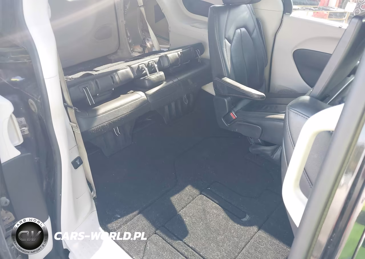 2017 Chrysler Pacifica Touring-L Plus VIN:2C4RC1EG8HR644454 - 8