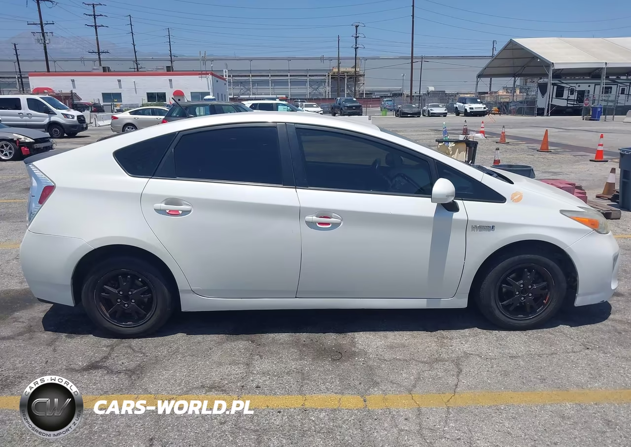 2015 Toyota Prius Two VIN:JTDKN3DU4F0415016 - 13