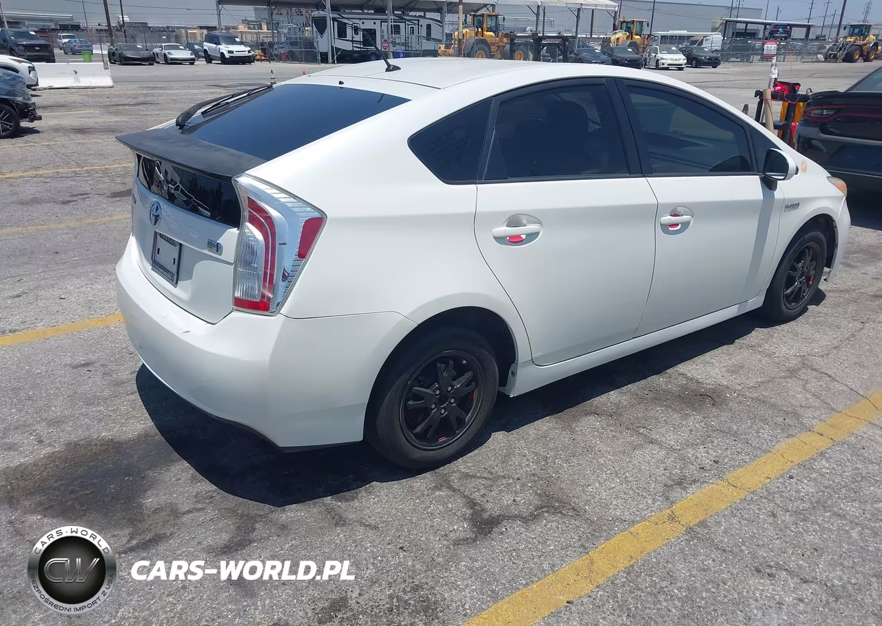 2015 Toyota Prius Two VIN:JTDKN3DU4F0415016 - 4
