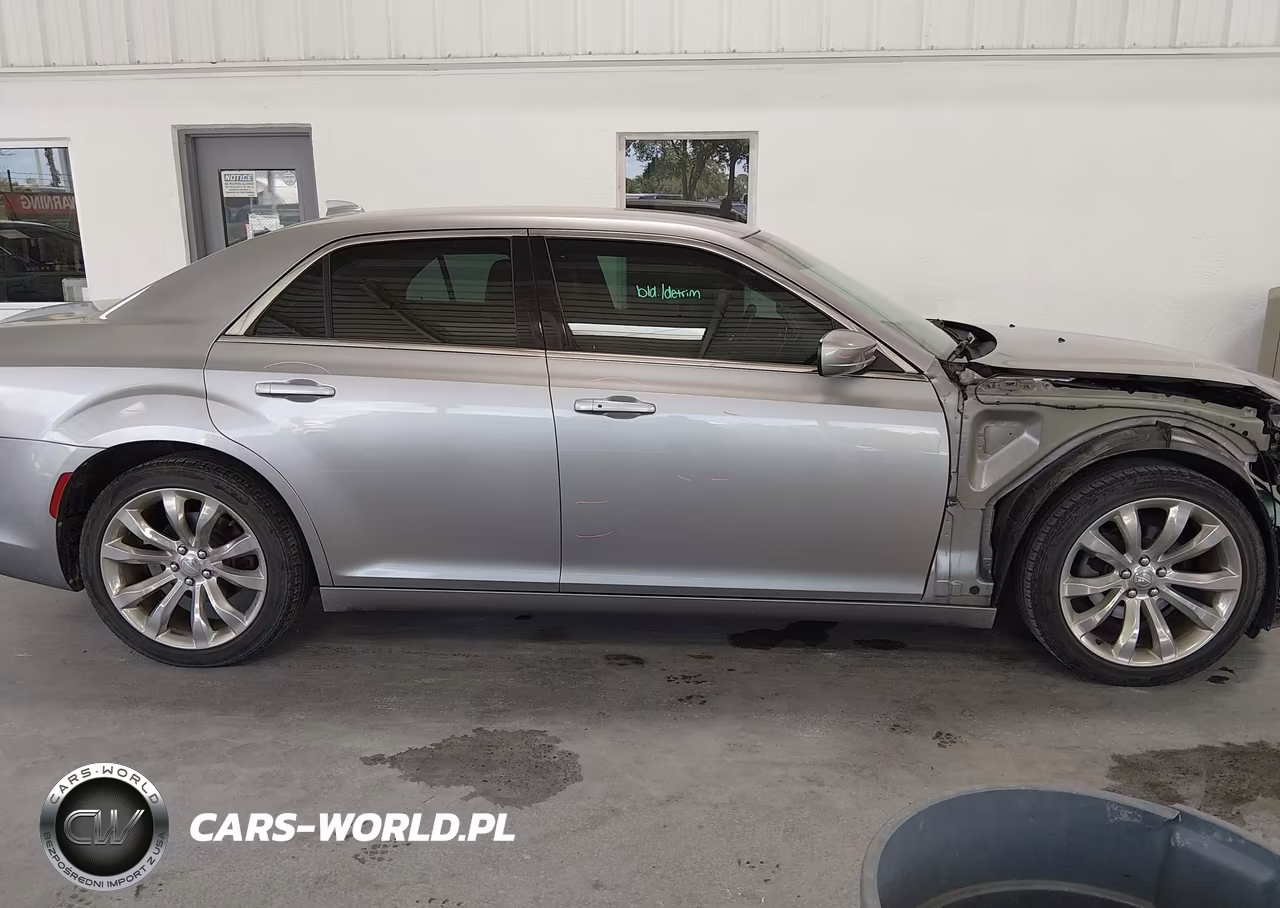 2018 Chrysler 300 Touring L VIN:2C3CCAAG8JH280208 - 14