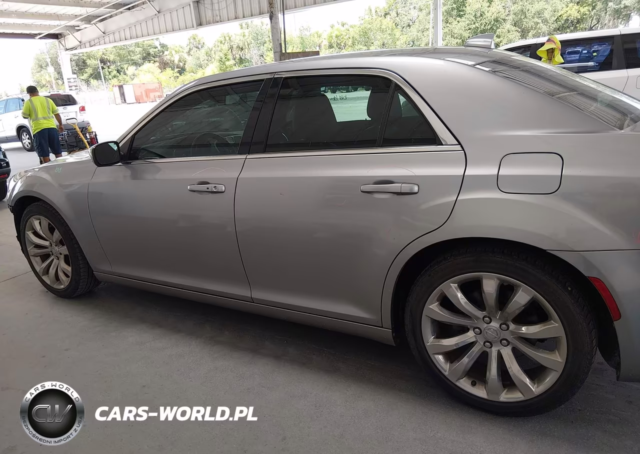 2018 Chrysler 300 Touring L VIN:2C3CCAAG8JH280208 - 15