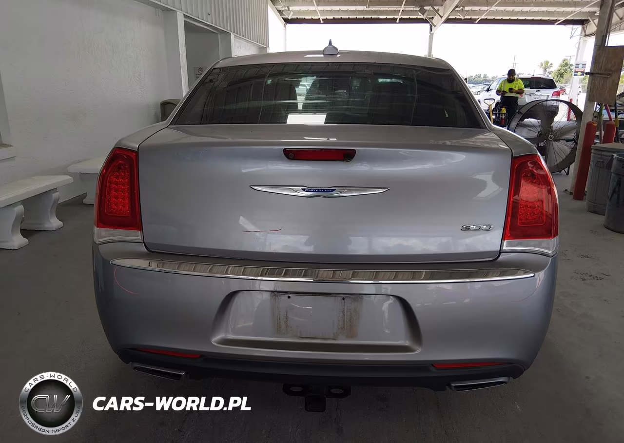 2018 Chrysler 300 Touring L VIN:2C3CCAAG8JH280208 - 17