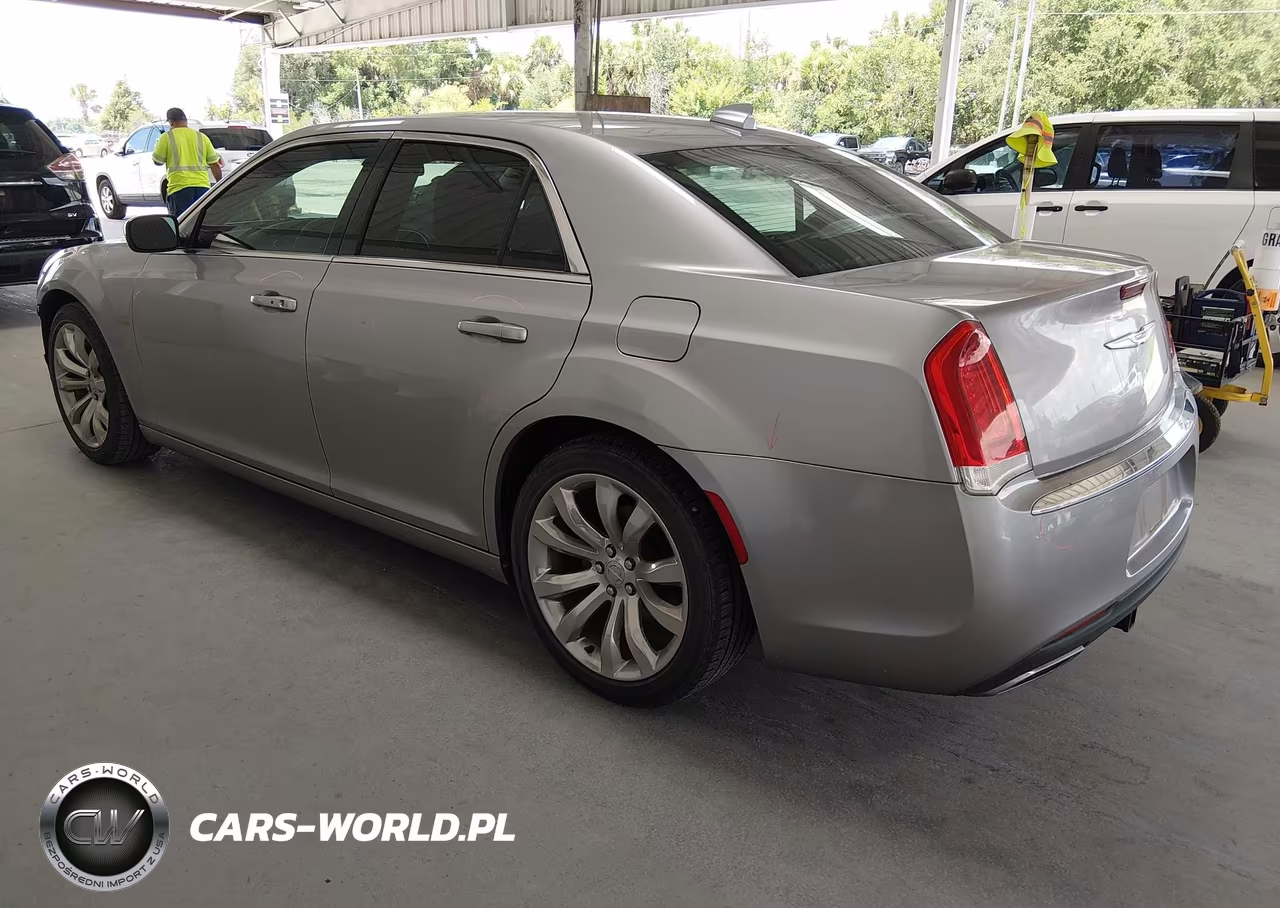 2018 Chrysler 300 Touring L VIN:2C3CCAAG8JH280208 - 3