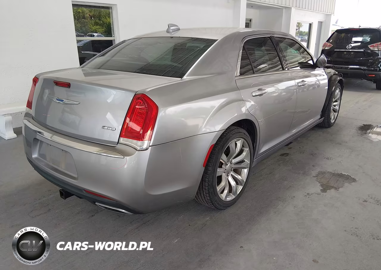 2018 Chrysler 300 Touring L VIN:2C3CCAAG8JH280208 - 4