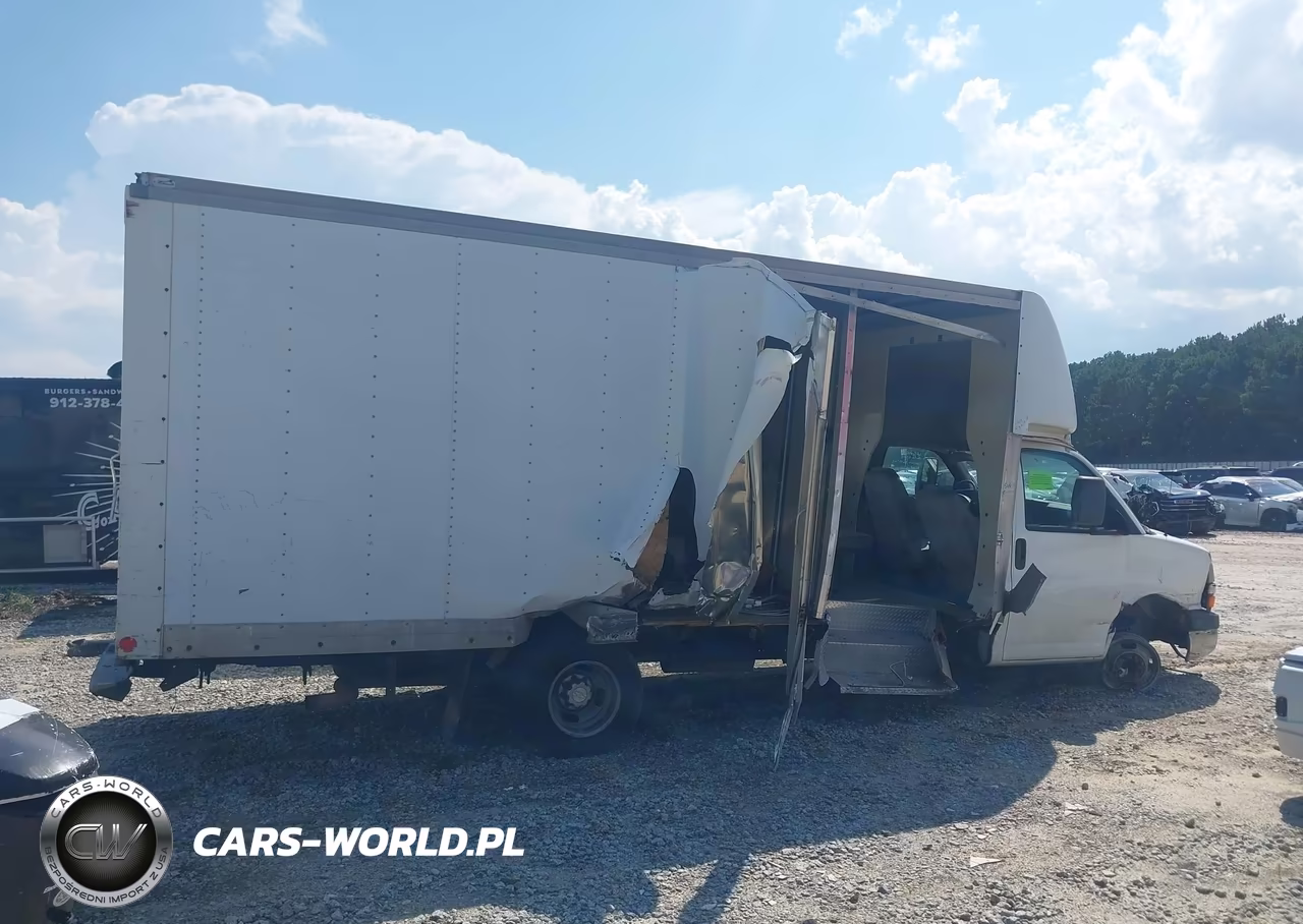2009 Chevrolet Express Cutaway Work Van VIN:1GBJG31K191128213 - 12