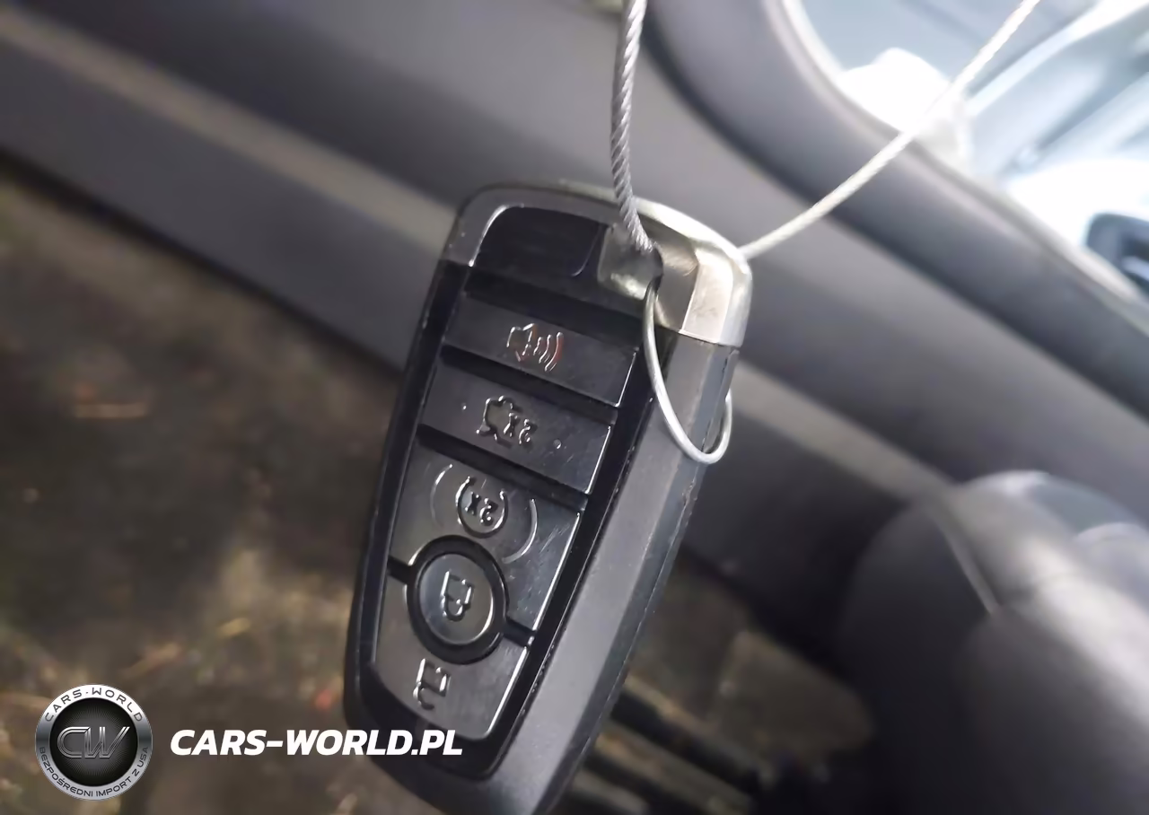 2018 Ford Fusion Hybrid Titanium VIN:3FA6P0RU9JR207182 - 11