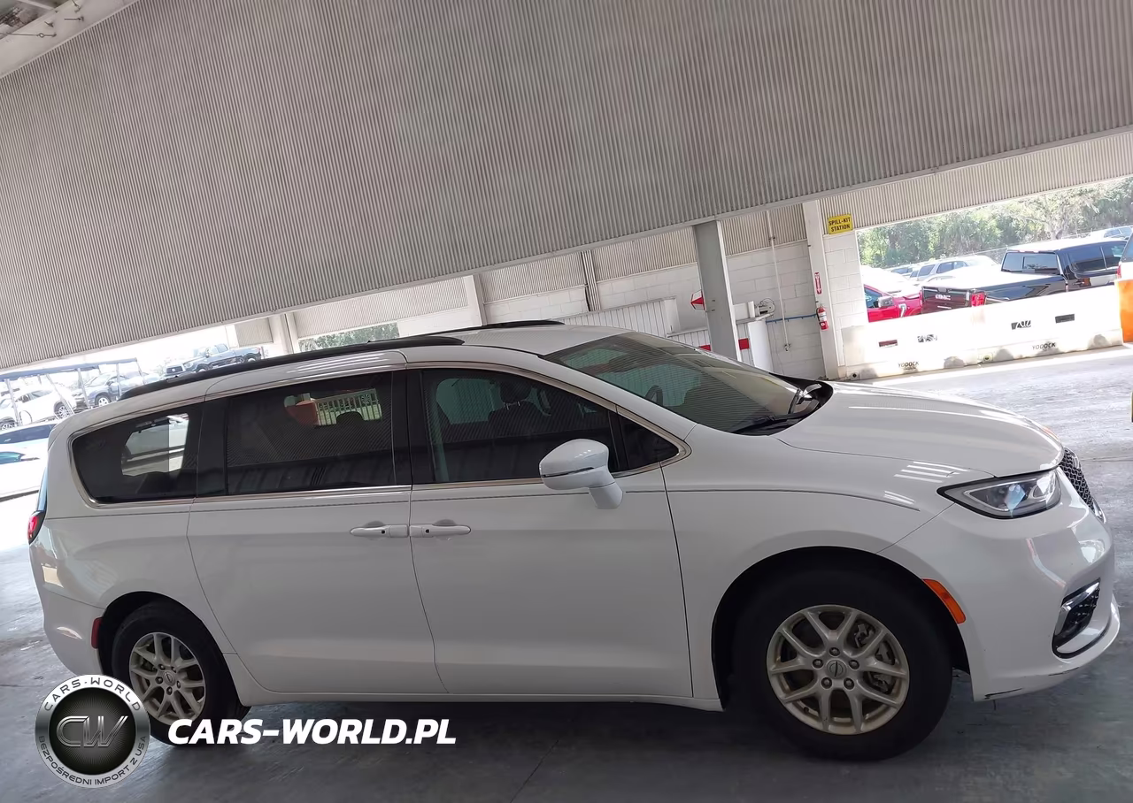 2022 Chrysler Pacifica Touring L VIN:2C4RC1BG4NR155677 - 13