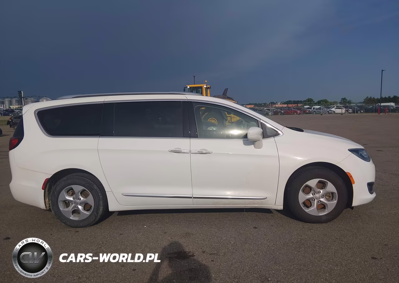 2017 Chrysler Pacifica Touring-L Plus VIN:2C4RC1EG5HR510517 - 13