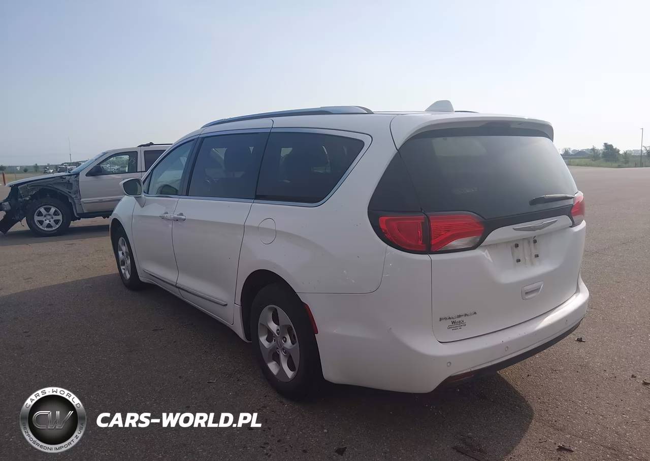 2017 Chrysler Pacifica Touring-L Plus VIN:2C4RC1EG5HR510517 - 3