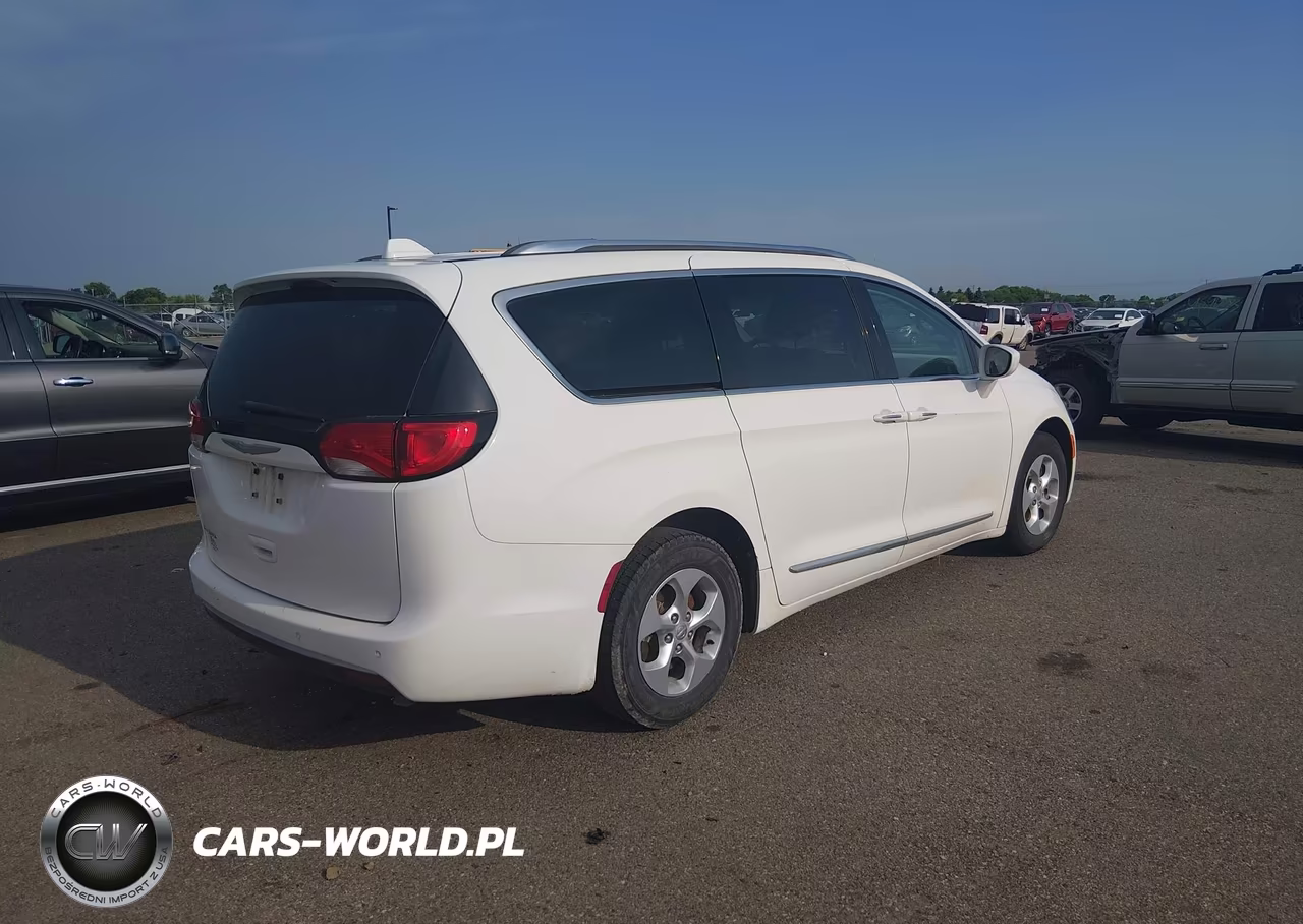 2017 Chrysler Pacifica Touring-L Plus VIN:2C4RC1EG5HR510517 - 4