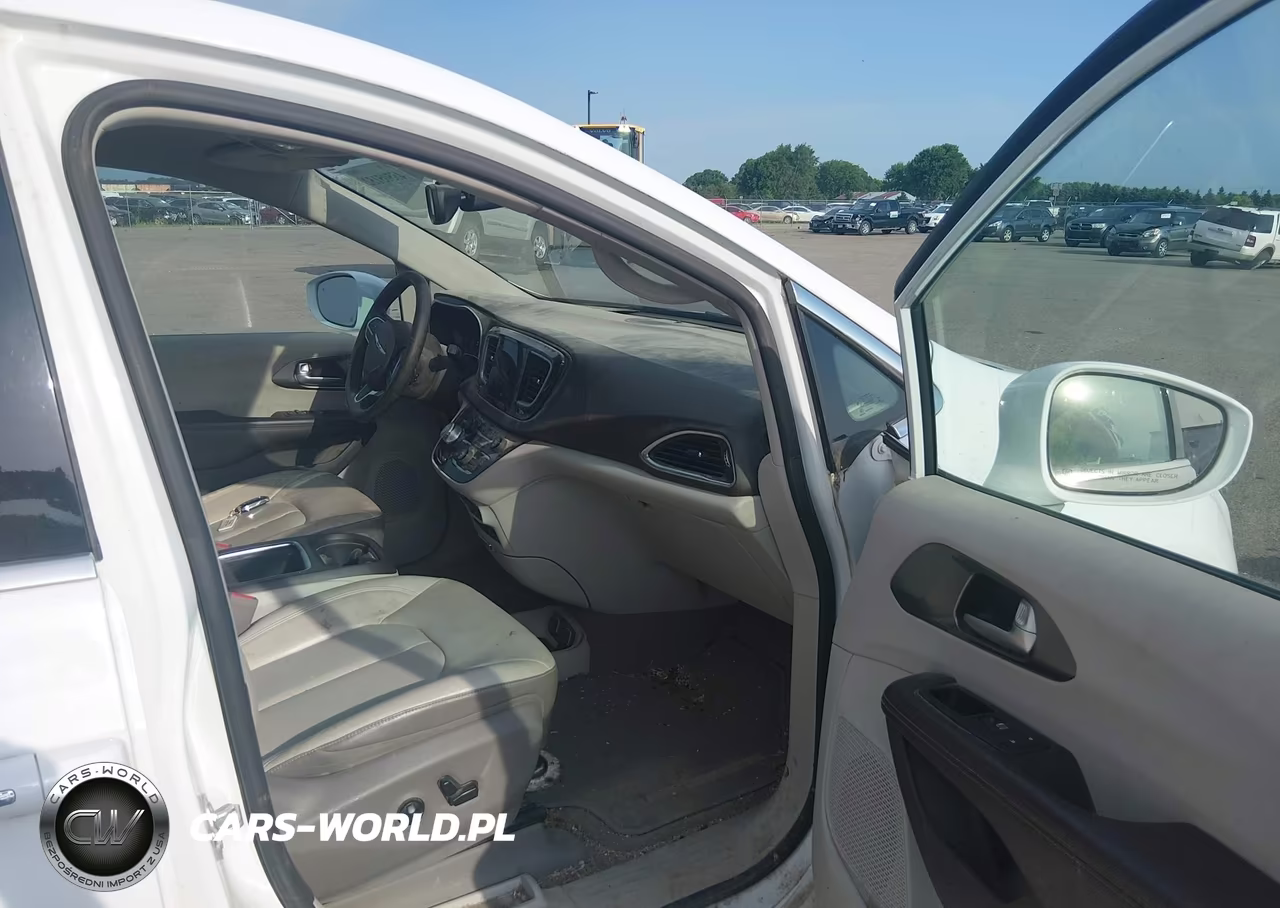 2017 Chrysler Pacifica Touring-L Plus VIN:2C4RC1EG5HR510517 - 5