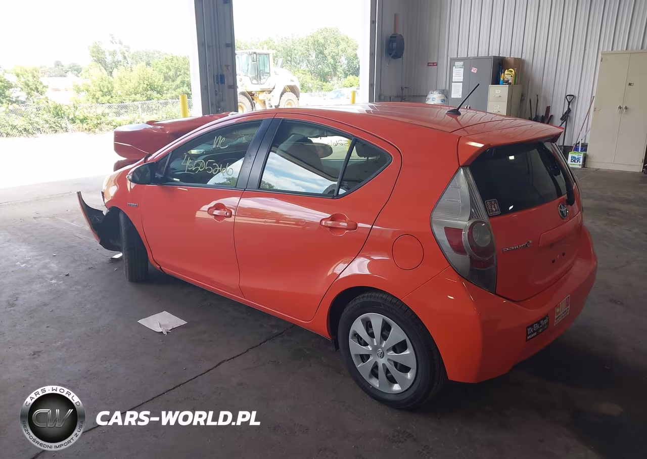 2014 Toyota Prius C Two VIN:JTDKDTB35E1066602 - 3