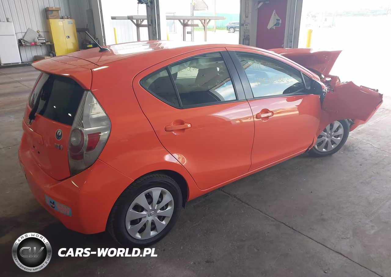 2014 Toyota Prius C Two VIN:JTDKDTB35E1066602 - 4