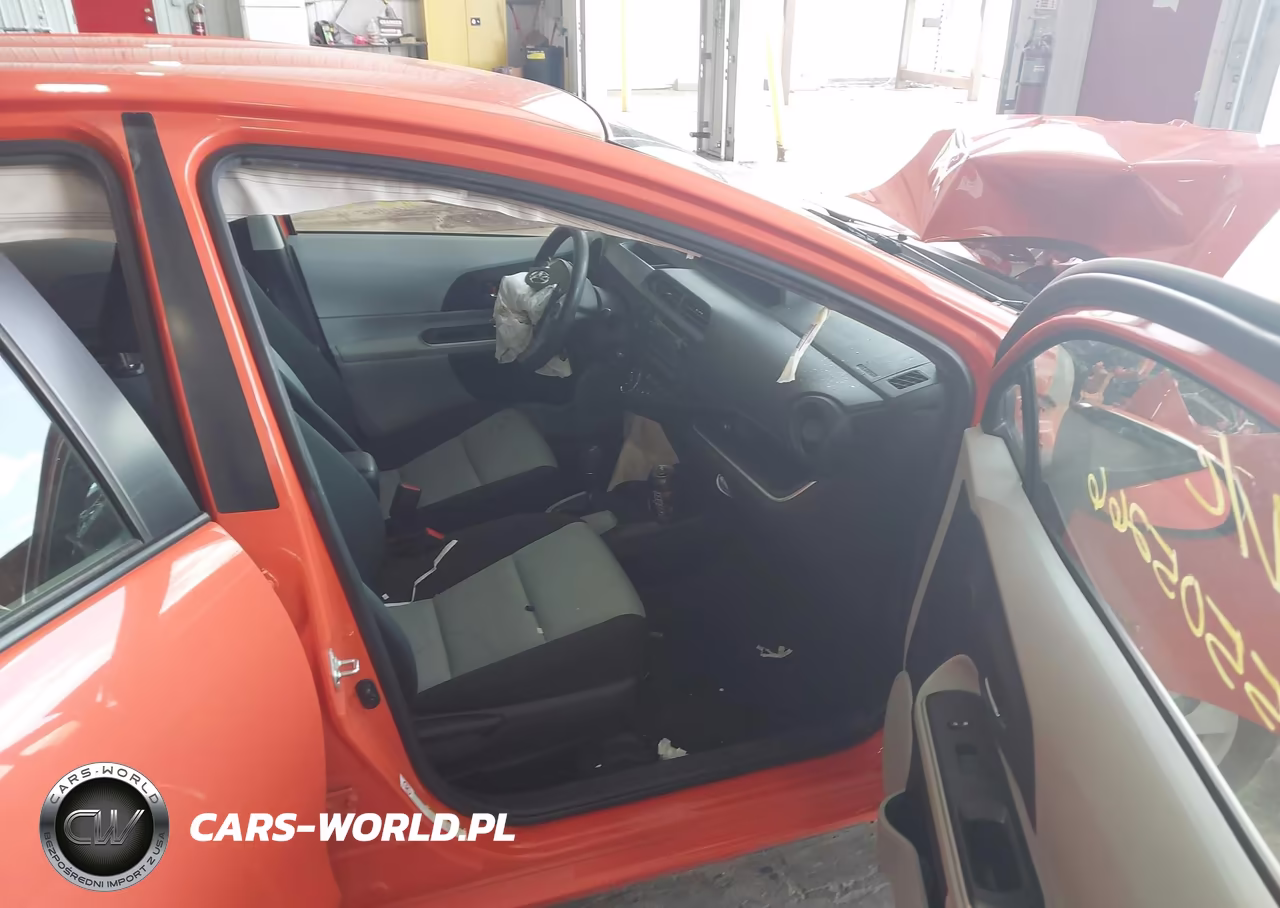 2014 Toyota Prius C Two VIN:JTDKDTB35E1066602 - 5