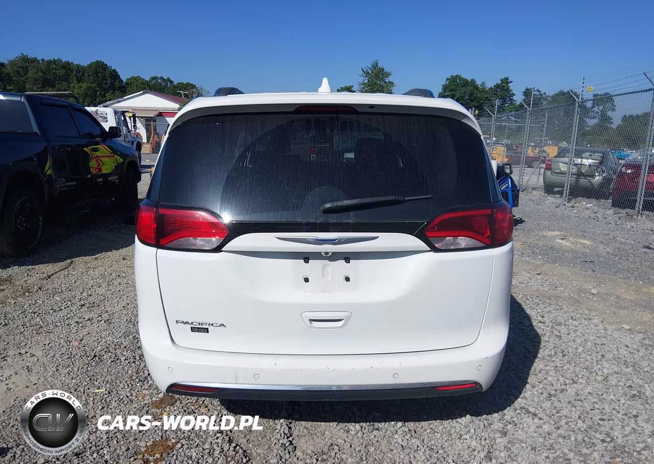 2018 Chrysler Pacifica Touring L VIN:2C4RC1BGXJR292486 - 16