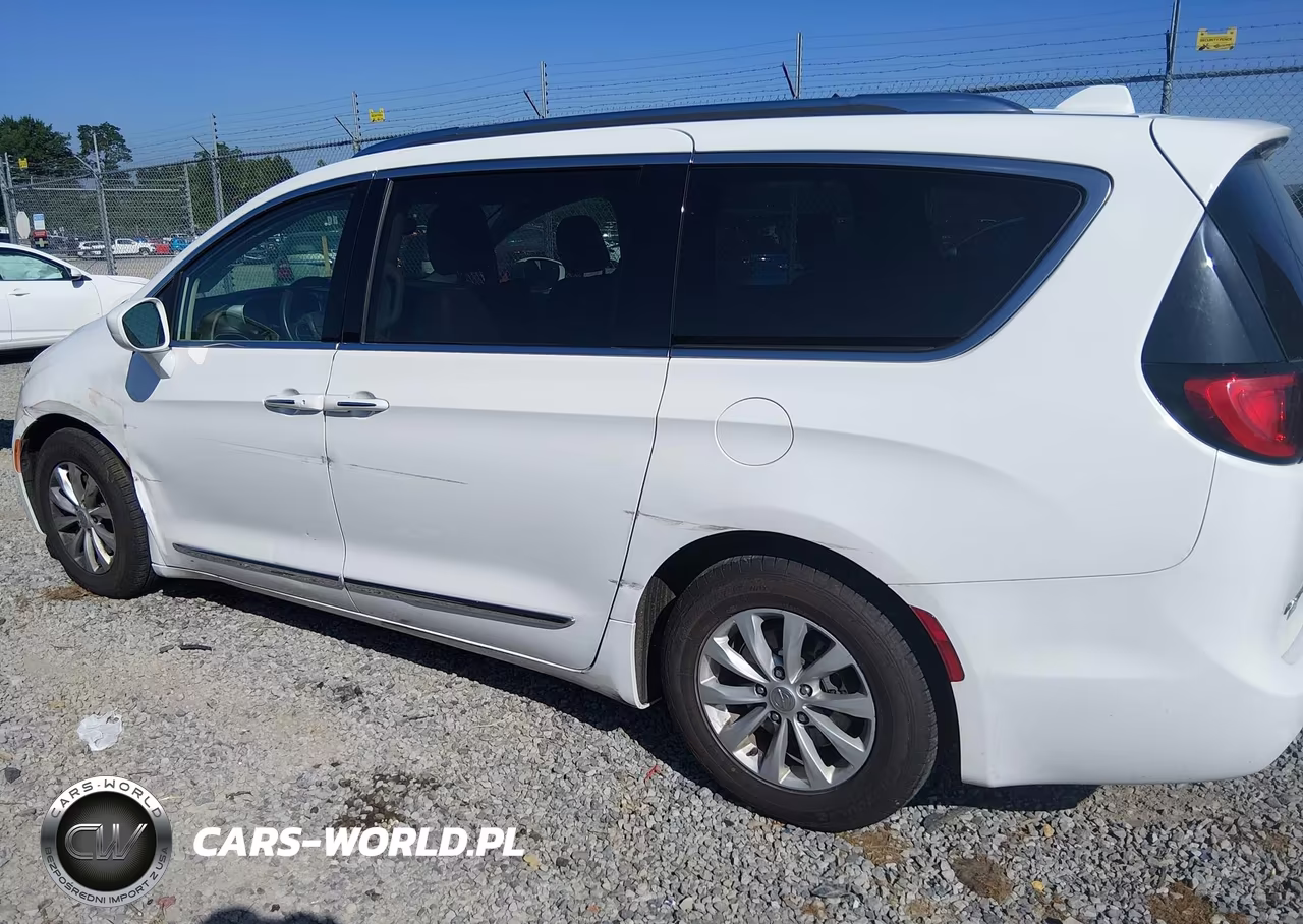 2018 Chrysler Pacifica Touring L VIN:2C4RC1BGXJR292486 - 17