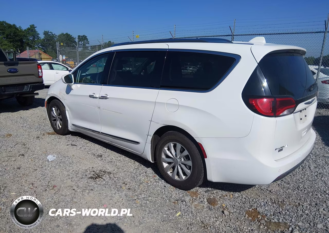 2018 Chrysler Pacifica Touring L VIN:2C4RC1BGXJR292486 - 3