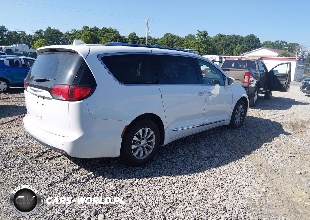 2018 Chrysler Pacifica Touring L VIN:2C4RC1BGXJR292486 - 4