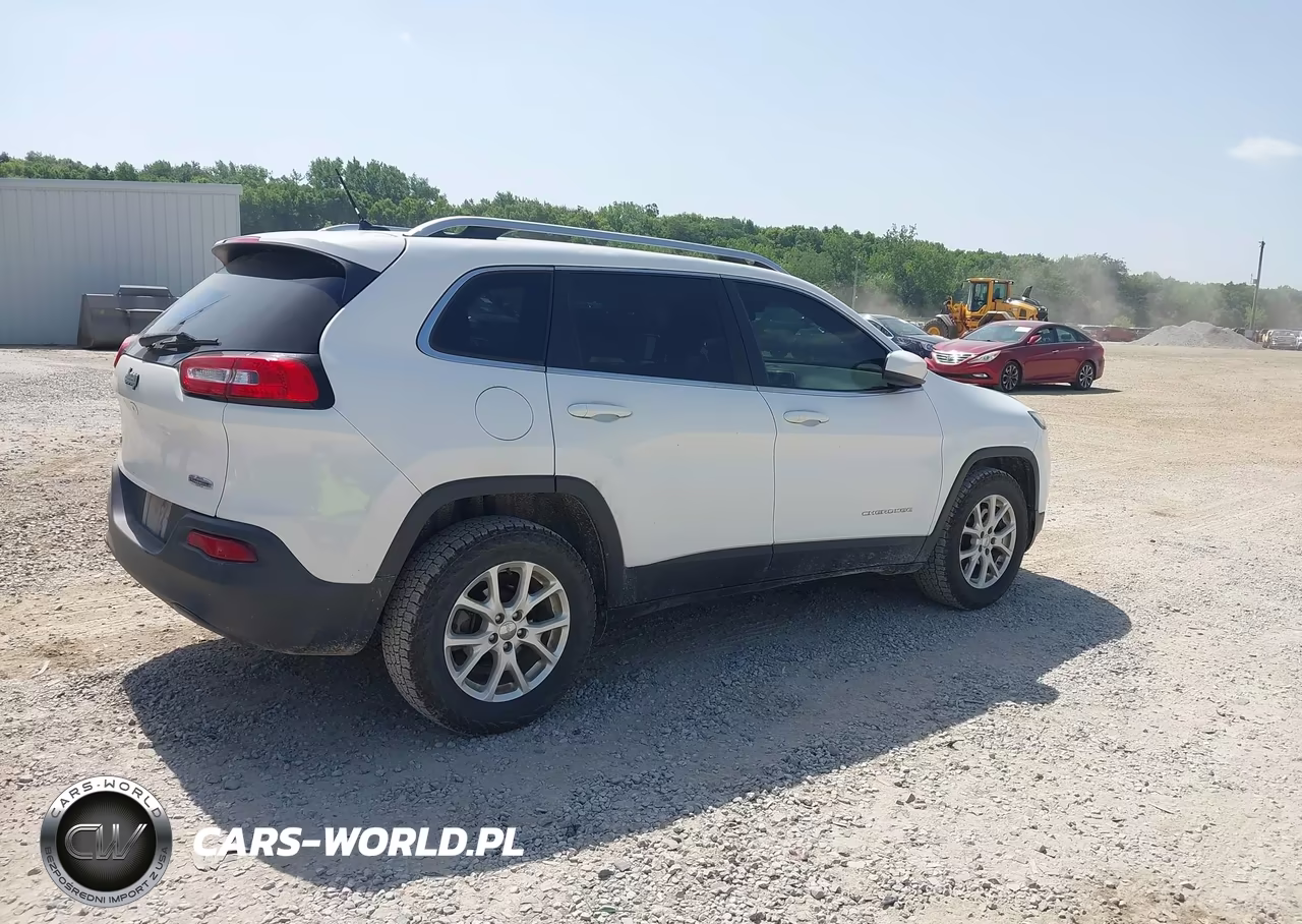 2015 Jeep Cherokee Latitude VIN:1C4PJMCB7FW715539 - 4