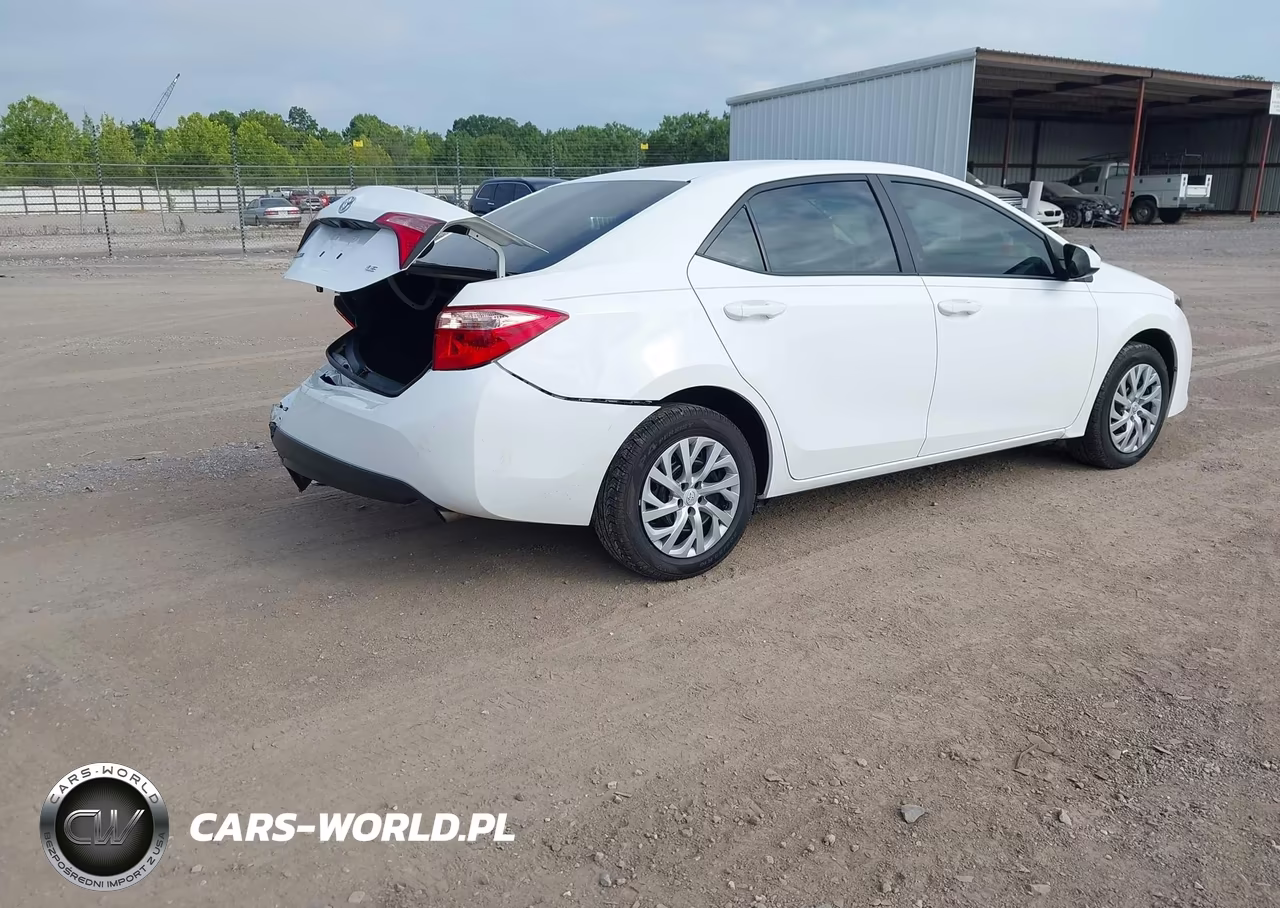 2018 Toyota Corolla Le VIN:5YFBURHE5JP771742 - 4