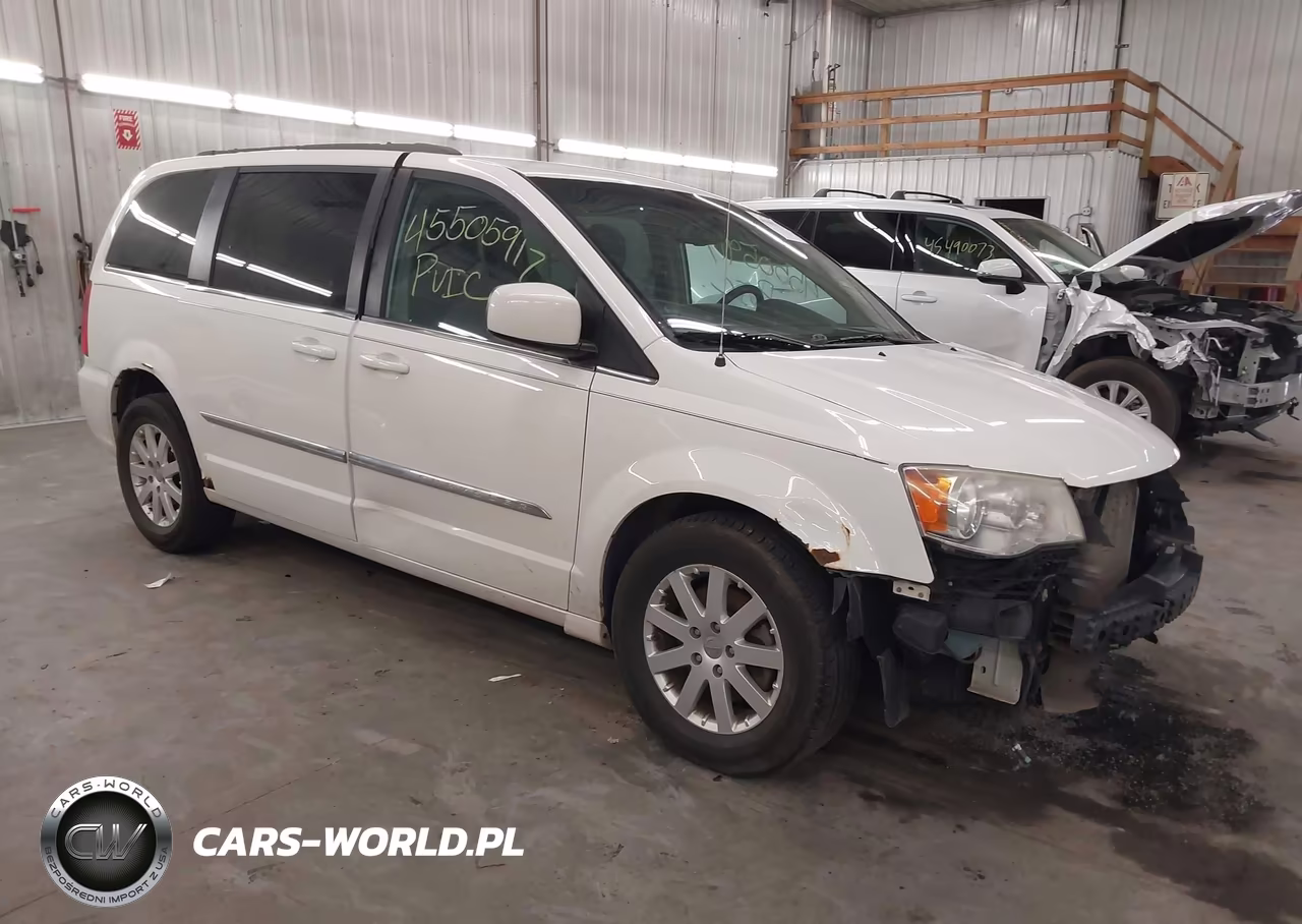2013 Chrysler Town & Country Touring – zdjęcie 1 z 17