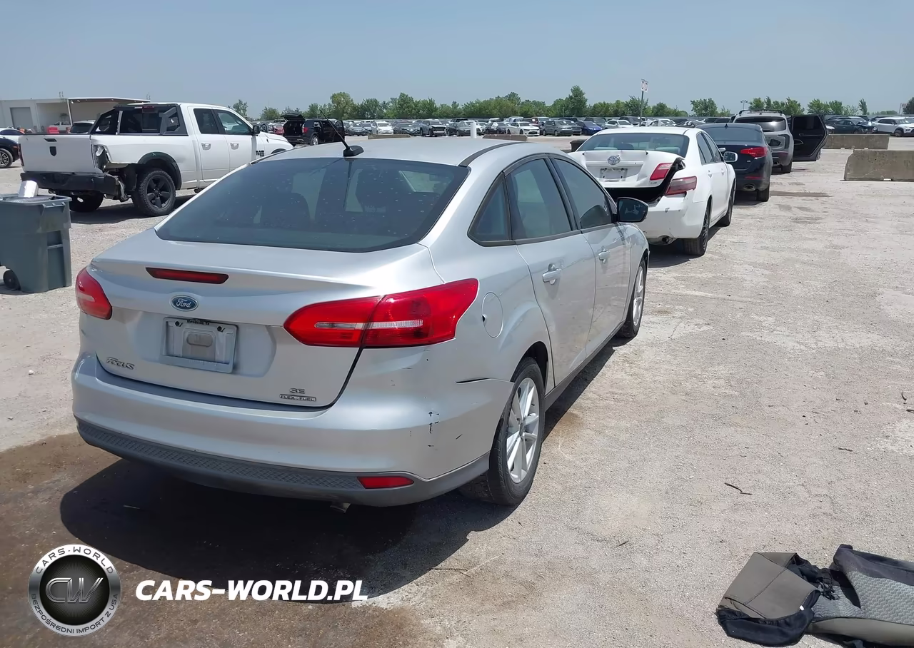 2016 Ford Focus Se VIN:1FADP3F2XGL281438 - 4