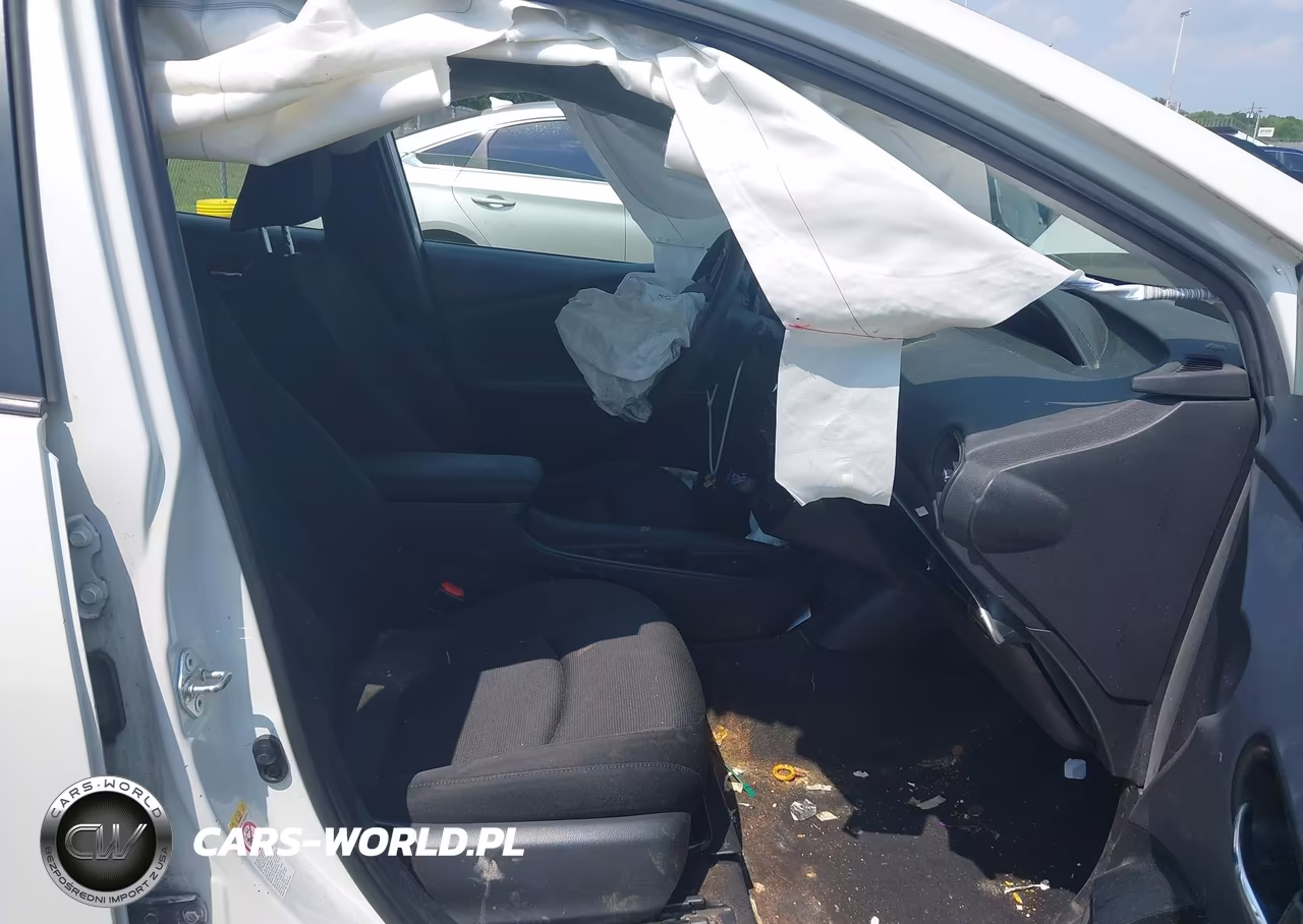 2020 Toyota Prius Le VIN:JTDKARFU4L3121167 - 5