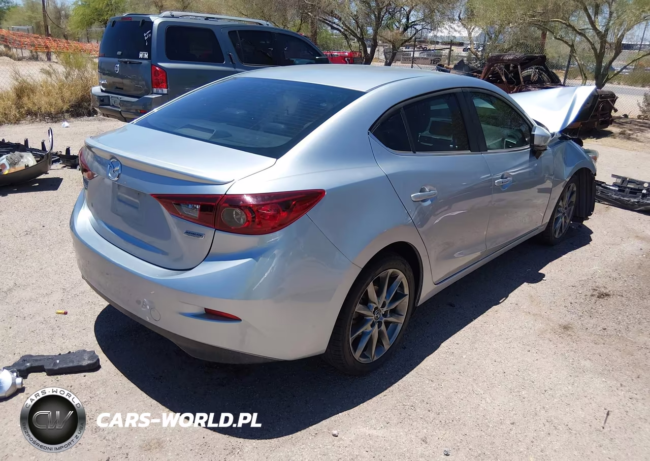 2018 Mazda Mazda3 Touring VIN:3MZBN1V36JM189056 - 4