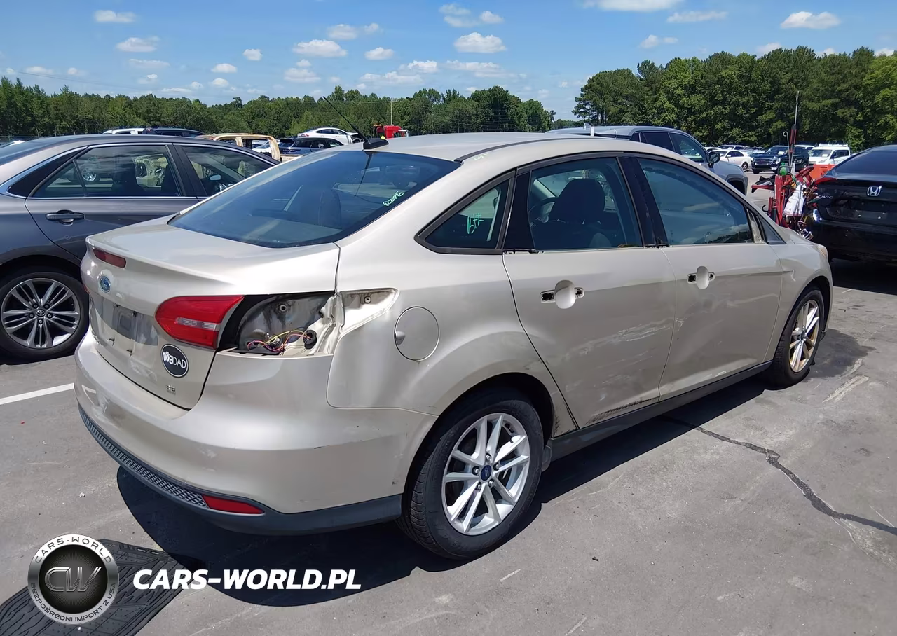 2017 Ford Focus Se VIN:1FADP3F22HL201826 - 4