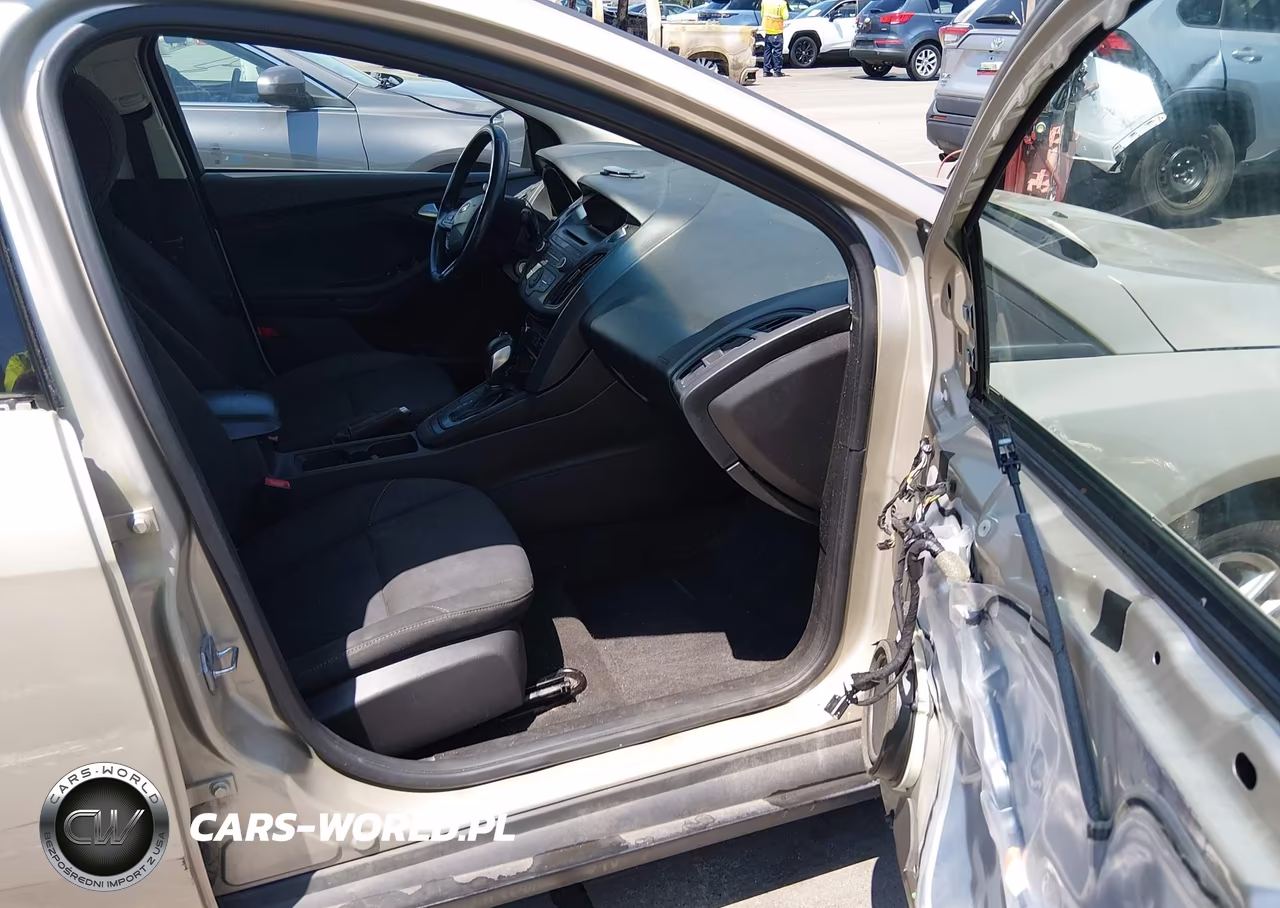 2017 Ford Focus Se VIN:1FADP3F22HL201826 - 5