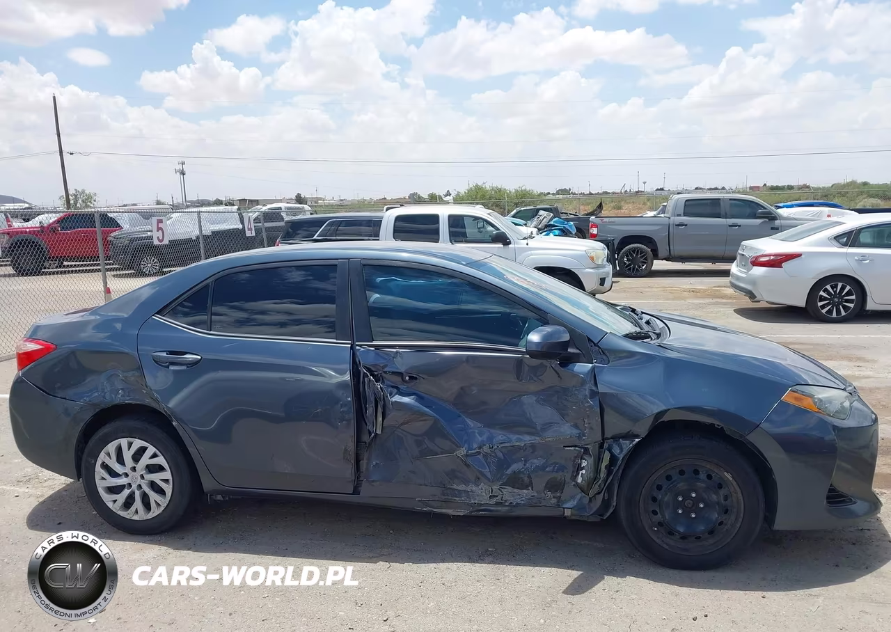 2018 Toyota Corolla Le VIN:5YFBURHE6JP834623 - 13