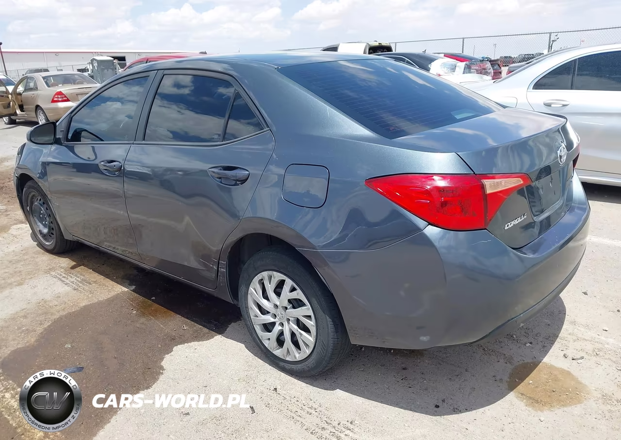 2018 Toyota Corolla Le VIN:5YFBURHE6JP834623 - 3
