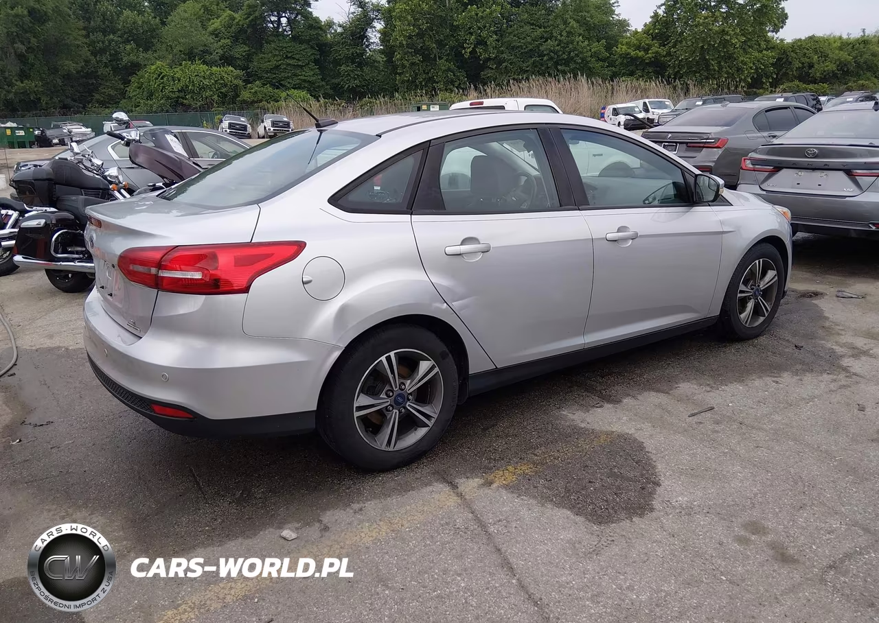 2016 Ford Focus Se VIN:1FADP3F21GL374820 - 4