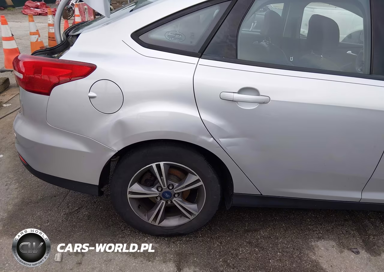2016 Ford Focus Se VIN:1FADP3F21GL374820 - 6