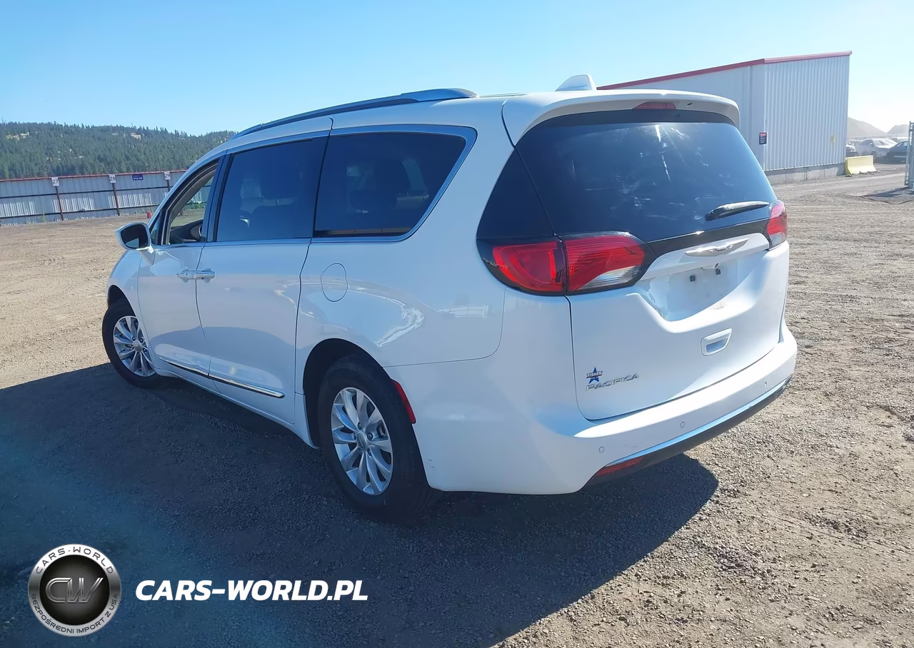 2019 Chrysler Pacifica Touring L VIN:2C4RC1BG4KR732428 - 3