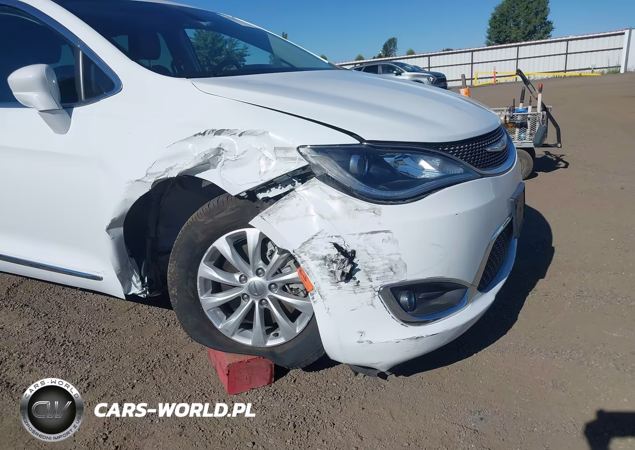 2019 Chrysler Pacifica Touring L VIN:2C4RC1BG4KR732428 - 6