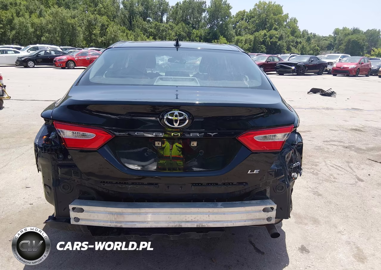 2019 Toyota Camry Le VIN:4T1B11HK1KU240103 - 17