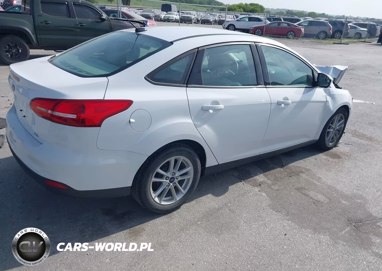2018 Ford Focus Se VIN:1FADP3F20JL234233 - 4