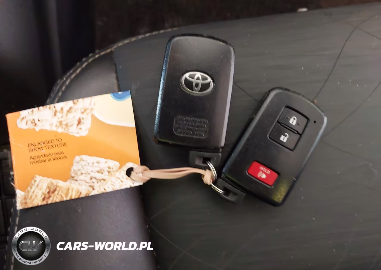 2017 Toyota Prius C Technology VIN:JTDKDTB34H1594765 - 11