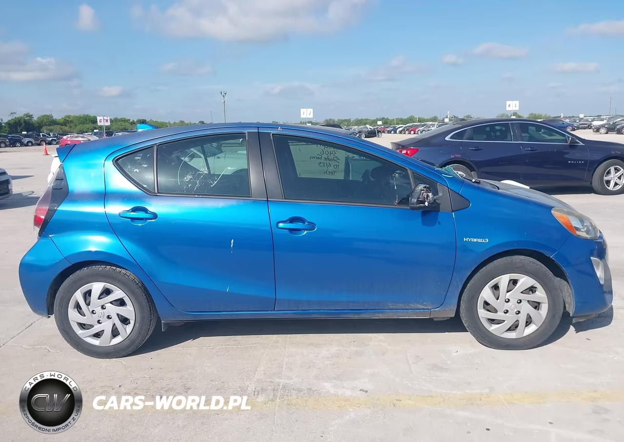 2015 Toyota Prius C Two VIN:JTDKDTB32F1578965 - 13