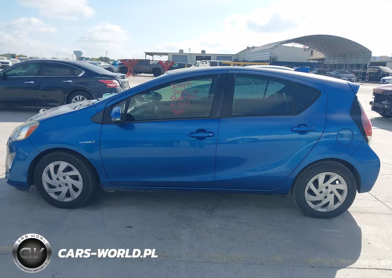 2015 Toyota Prius C Two VIN:JTDKDTB32F1578965 - 14
