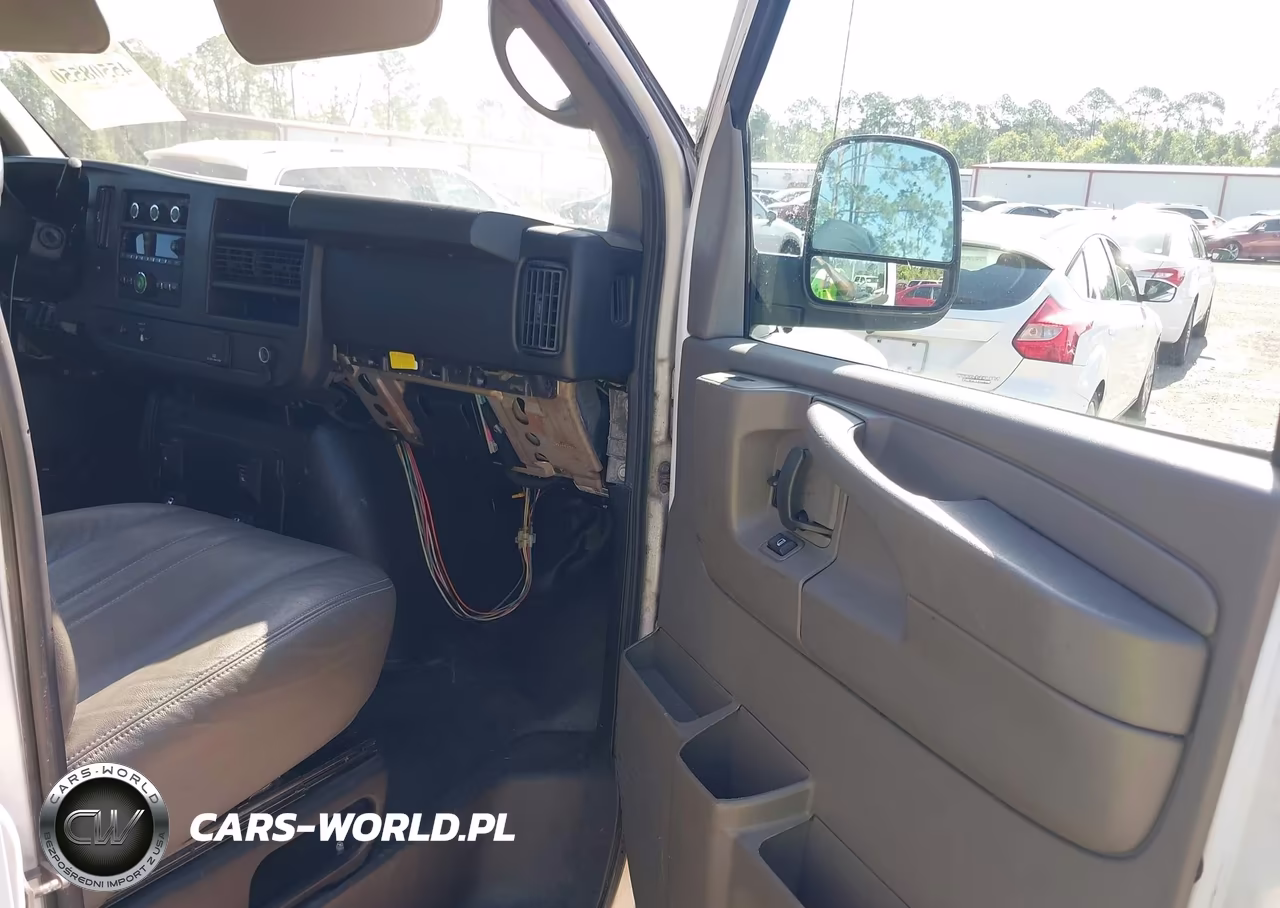 2015 Chevrolet Express 2500 Work Van VIN:1GCWGGCFXF1100835 - 5