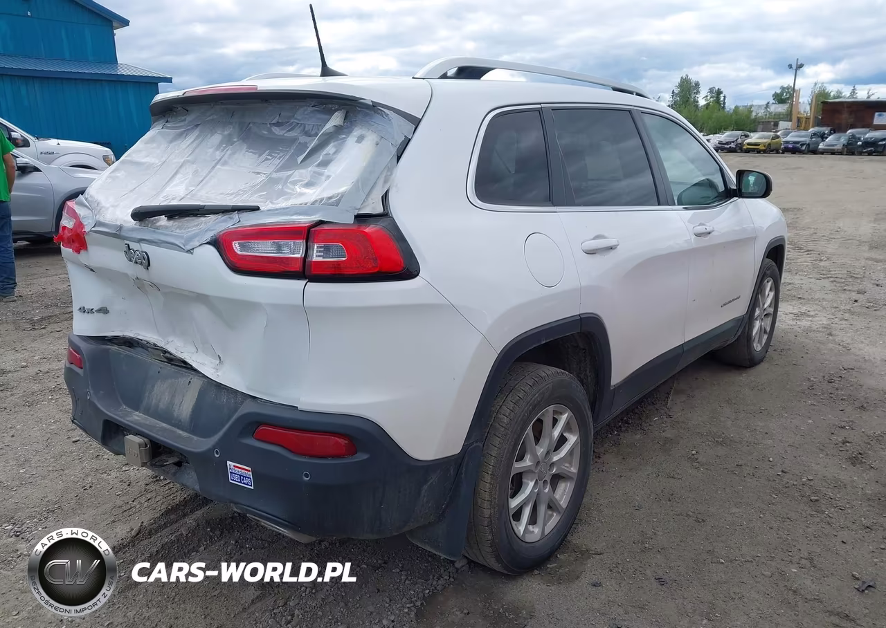 2017 Jeep Cherokee Latitude 4X4 VIN:1C4PJMCS6HW602717 - 4