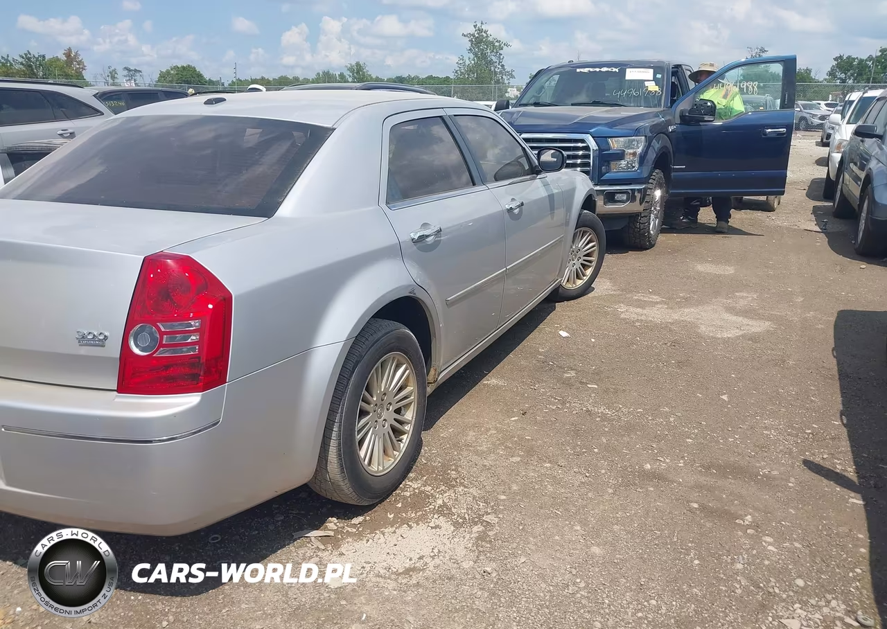 2010 Chrysler 300 Touring-Signature Series-Executive Series VIN:2C3CA5CV9AH180272 - 4