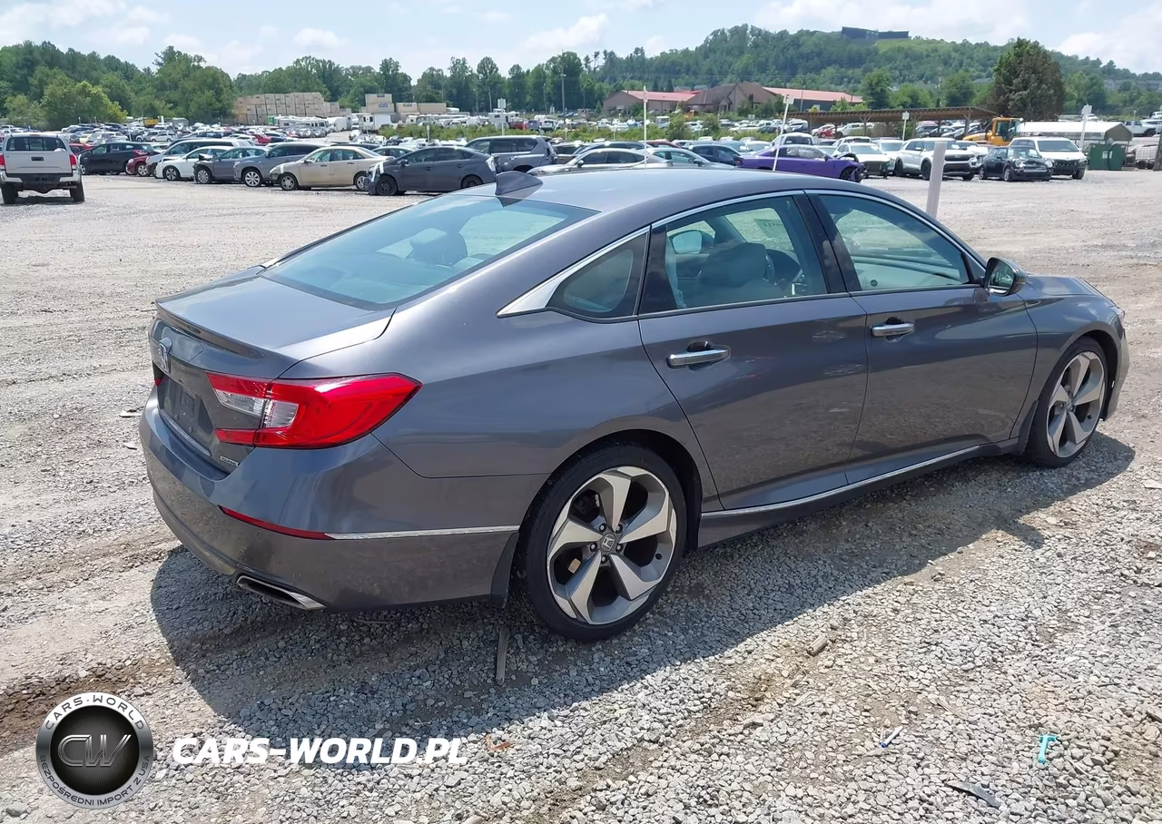 2018 Honda Accord Touring VIN:1HGCV1F9XJA138071 - 4